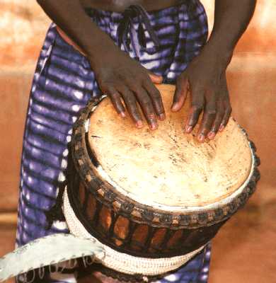 Músico del grupo Mougnou Percussion, de Burkina Fasso, tocando el djembé.